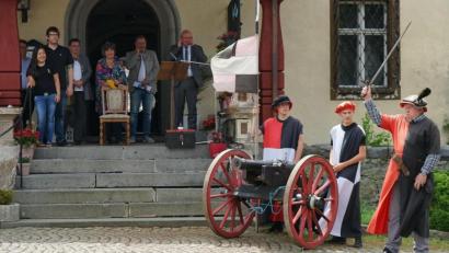 Bild: abi
Joachim Rohrers legendäre Kanone durfte lautstark vor den Festgästen einen Schuss abgeben. Der Vorsitzende des Vereins Markgräfliches Collegium Historiae schwang dazu sein Schwert und gab den beiden Knappen den Befehl zum Abfeuern.