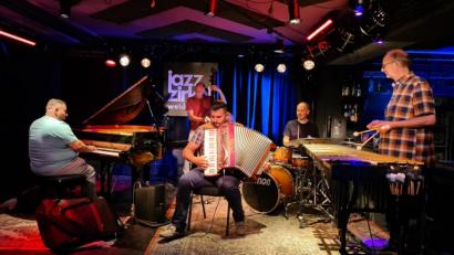 Bild: uz
Das "David & Danino Weiss Quartett feat. Wolfgang Lackerschmid auf der Jazz-Zirkel-Bühne im "Bistrot Paris".