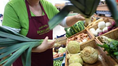 Bild: Angelika Warmuth/dpa
Dorfläden gelten zunehmend als Alternative für wegbrechende Einkaufsmöglichkeiten auf dem Land. Ein Drittel der Gemeinden in Bayern hat nach SPD-Angaben kein Lebensmittelgeschäft mehr.