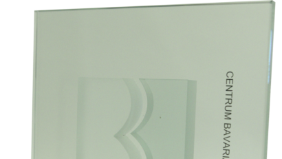 Bild: eib
Die Auszeichnung aus Glas wird seit der ersten Preisverleihung im Jahr 2007 hergestellt und gesponsert vom Schönseer Unternehmen Irlbacher Blickpunkt Glas GmbH.