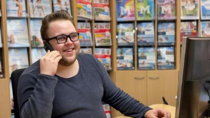 Bild: jbi
Nico Koller vom Reisebüro Koller in Oberviechtach und Vohenstrauß berät einen Kunden am Telefon.