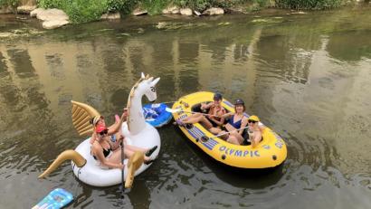 Bild: eik
Ahoi, nun war es doch wieder unterwegs, das legendäre Einhorn. Damit hat auch das Amberger Luftboot-Treffen wieder ein bisschen stattgefunden.