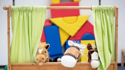 Archivbild: Friso Gentsch
Figuren für ein Theaterstück liegen in einer Kindertagesstätte bereit.