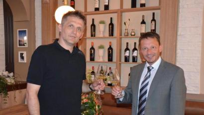 Bild: Kunz
Oberbürgermeister Jens Meyer (rechts) gratuliert dem neuen Wirt Anastasios "Tasso" Kotsopoulos zur Restauranteröffnung.