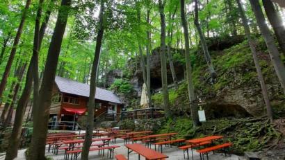 Bild: Dominik Gruber
Die Osterhöhle, zu der auch eine Hüte und ein Biergarten gehören, öffnet normalerweise am Karfreitag. Wegen Corona hatte sich der Termin heuer auf Mitte Juni verschoben.