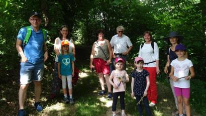 Bild: le
Einen interessanten und aufschlussreichen Wandertag erlebte eine kleine Gruppe von Großeltern, Eltern und Kindern beim Wandertag des Evangelischen Frauenbundes mit Andreas Träger am Schlossberg in Störnstein.