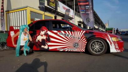 Bild: mzi
Ein Honda Accord Euro R CL1 von und mit Alice Lottner mit Itasha-Style Beklebung. Umbauten: 220 PS Motor (H22A Vtec) und Felgen. Besitzerin und Auto zeigen sich hier als schillernde Figuren. Trotzdem wollen die Tuner nicht mit den Auto Posern in einen Topf geworfen werden.