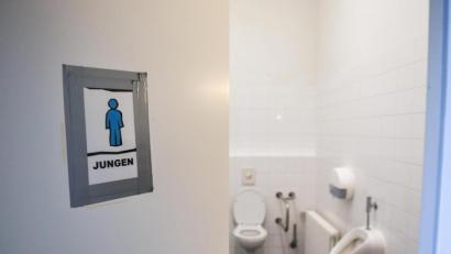Bild: Jens Kalaene/dpa
Schockierende Taten haben sich in einem Gymnasium auf einer Schultoilette abgespielt. Die Dimension von sexuellem Missbrauch an Schulen ist auch in Bayern besorgniserregend.