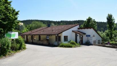 Bild: bnr
Die "Seeterrasse" und der Campingplatz am Trausnitzer Stausee sind derzeit wegen angeblicher Renovierungsarbeiten geschlossen.