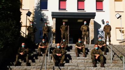 Bild:  Mario Hönig/exb 
Soldaten des Artilleriebataillons 131 aus Weiden stehen vor dem Impfzentrum in Annaberg-Buchholz.