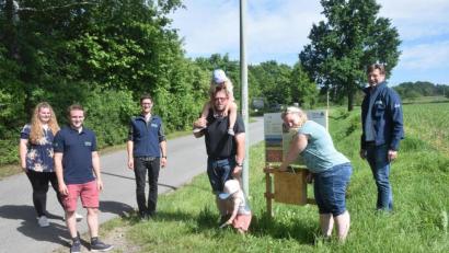 Bild: fz
Franziska Böhm hat mit ihrer Familie den neuen Lehrpfad abgelaufen und wirft den Quizbogen an der zwölften Station ein. Schulleiter Reinhold Witt (rechts) hofft, dass der neue Lehrpfad viel Anklang findet.