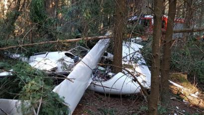 Bild: rw
Das einmotorige Flugzeug war am Donnerstagnachmittag in einem Waldstück zwischen Rosall und Ottengrün abgestürzt. Die Überreste des Fliegers waren am Freitag schnell geborgen. Das THW Marktredwitz hatte in einer halben Stunde alles verladen.