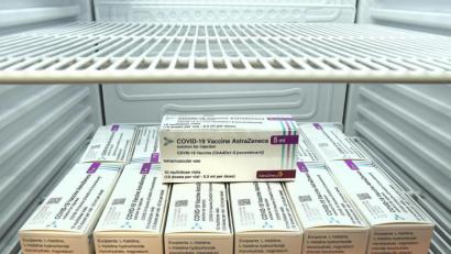 Bild: Petra Hartl
Astrazeneca ist ein Corona-Impfstoff, den ein britisch-schwedischer Hersteller mit der Uni Oxford entwickelt hat. 2574 Dosen dieses Vakzins können in einer dritten Sonderaktion in Amberg und Amberg-Sulzbach ab Mittwoch, 22. Juni, verimpft werden.