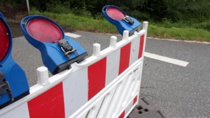 Bild: PI Neustadt
Umgebogen haben Unbekannte diese Warnleuchten an einer Warnbarke an der Baustelle in Neuhaus.