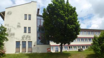 Bild: mad
Die Marktgemeinde lässt das Gebäude der Dr.-von-Ringeis-Schule auf Vordermann bringen. In der Ratssitzung sind dazu verschiedene Gewerke vergeben worden.