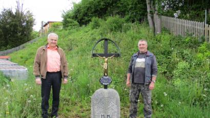 Bild: Gemeinde Kulmain/exb
Bürgermeister Günter Kopp (links) dankte Otto Schirmer, der das Marterl fachmännisch restauriert hat.