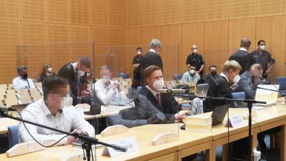 Bild: Gabi Schönberger
Die Angeklagten (sitzend, gepixelt) verfolgen konzentriert, aber weitgehend reglos die ersten beiden Verhandlungstage.
