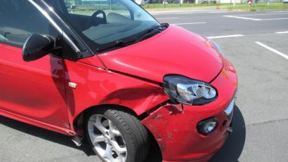 Bild: PI Neustadt
Der bei dem Unfall in Altenstadt/WN beschädigte Opel. Ein 32-Jähriger hatte das rote Auto beim Abbiegen auf Höhe der Jet-Tankstelle laut Polizei übersehen.