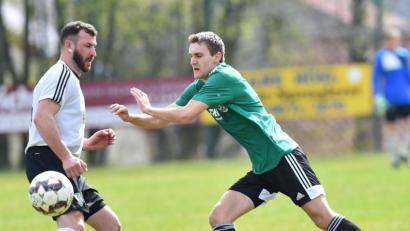 Bild: af
Die Begegnung FC OVI-Teunz gegen FC Wernberg gab es zuletzt am 7. April 2019. Damals siegten die Wernberger mit 3:0 gegen den späteren Absteiger. Zum Auftakt der Bezirksligasaison 2021/22 steht diese Paarung nun erneut auf dem Terminplan. Heimrecht hat diesmal der FC Wernberg.