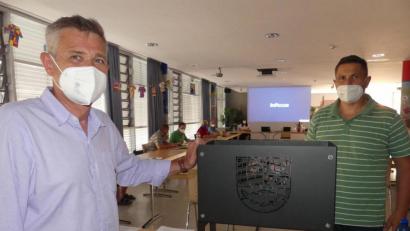 Bild: rn
Mit der Übergabe eines dekorativen Feuerkorbes gratulierte Bürgermeister Marcus Gradl Stadtrat Franz Fuchs (links) zum 60. Geburtstag.