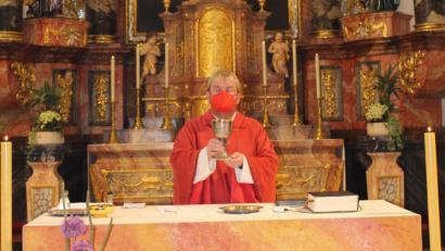 Bild: nis
Das große Altarbild in der Tiefenbacher Kirche zeigt die Darstellung des heiligen Vitus im siedenden Ölkessel. Bei einem Gottesdienst feierte Pfarrer Albert Hölzl das Patrozinium der Pfarrkirche.