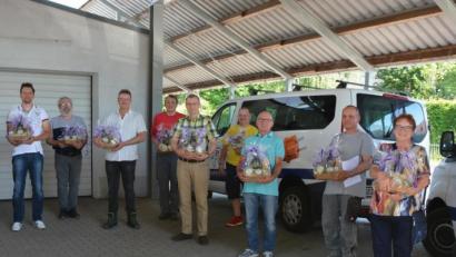 Bild: jr
Treue Mitarbeiter zeichnete die Firma Richter Elektrotechnik aus. Das Bild zeigt (von links) Uli und Stephan Richter, Niko Fiedler, Hans-Peter Stalla, Michael Lanz, Marc Sommer, Arno Ulmer, Andre Woitkowiak, Uwe Lindisch, Vaclav Nemec, Beate Seitz und Seniorchef Heinz Richter.