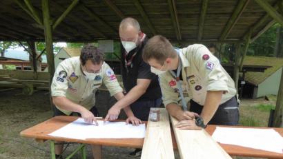 Bild: bba
Unter Anleitung bauten die Pfadfinder Holzgestelle für Hängematten.