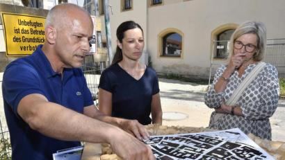 Bild: Petra Hartl
Projektleiter Roland Seissler (von links) und die Regensburger Ten-Brinke-Niederlassungsleiterin Sandra Kainz sind überzeugt vom Projekt Leben AM Spitalgraben. Stadtheimatpflegerin Beate Wolters (rechts) hingegen hätte das alles gerne ein paar Nummern kleiner.