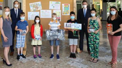 Bild: njn
Die Gewinner des Malwettbewerbs (erste Reihe ab zweiten von links) Toni Böckl, Hira Kaya, Timo Wagner, Lika Jannik und Olivia Jackson. Mit auf dem Bild (von links) Rektorin Sabine Graser, die beiden Bankvertreter Victor Hofmann und Alexander Goblisch sowie Lehrerin Kristina Grünauer, den den Preis von Charlotte Berg in Händen hält.