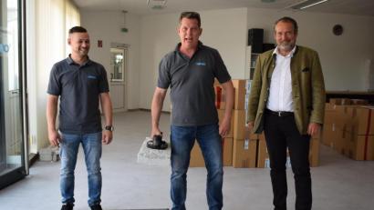 Bild: bnr
Mit dem Grabo können sogar grob behauene Granitsteine angehoben werden. Unternehmer Andreas Breitenstein (Mitte) zeigte Bürgermeister Frank Zeitler (rechts) was das Hebewerkzeug kann. Assistiert wurde er dabei vom Außendienstmitarbeiter Dominic Uhlig (links).