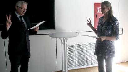 Bild: wro
Auftakt der Juni-Sitzung des Erbendorfer Stadtrates war der Amtseid der neuen Grünen-Stadträtin Simone Bloemhof. Die Eidesformel verlas Bürgermeister Johannes Reger. Bloemhof wurde Nachfolgerin von Berta Wenning, die aus gesundheitlichen Gründen das Mandat nieder gelegt hat.