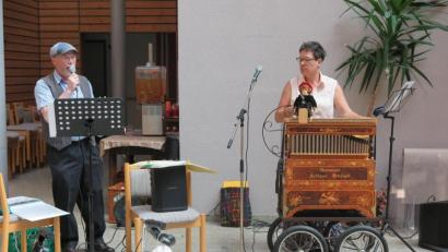 Bild: jzk
Albin Zeitler (links) und Ingrid Krämer kamen mit ihrer Drehorgelmusik bei den Bewohnern des Seniorenzentrums Haus Falkenstein sehr gut an.