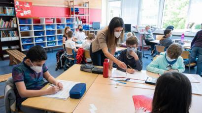 Symbolbild: Oliver Dietze/dpa
In bayerischen Grundschulen müssen die Kinder am Platz jetzt keine Masken mehr tragen.