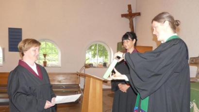 Bild: rn
Nach der Segnung übergab Pfarrerin Anne Utz an die neue Lektorin Birgit Drechsler Ernennungsurkunde, Bibel und eine kleine Engelfigur.