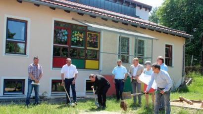 Bild: stg
Bevor es mit den Bauarbeiten losgeht, vollzogen die Honoratioren schon einmal den symbolischen Spatenstich für die Waldecker Kinderkrippe. Auch Pfarrer Heribert Stretz (Dritter von links) griff zur Schaufel.
