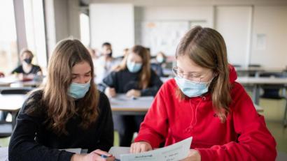 Bild: Matthias Balk
Zwei Schülerinnen mit Mund- und Nasenschutz beraten sich im Unterricht in einem Geographie-Seminar in der Jahrgangsstufe elf am staatlichen Gymnasium Trudering über ein Arbeitsblatt.