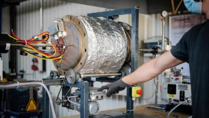 Bild: sba
Im Pyrolysereaktor am Fraunhofer-Institut werden die gebrauchten Masken in Öl umgewandelt, das für die Herstellung neuer Masken verwendet wird.