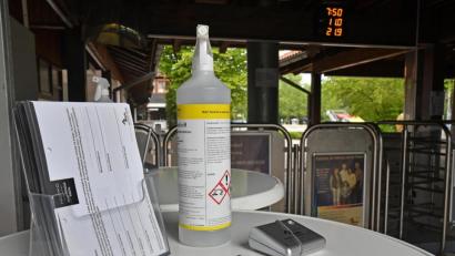Bild: Petra Hartl
Desinfektionsspray und Datenformular vor dem Eingang des Hockermühlbades. Das war einmal. Künftig müssen die Besucher hier ihre Daten nicht mehr hinterlegen. Damit sollte auch die Schlange vor dem Eingang kürzer werden.
