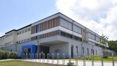 Bild: Petra Hartl
Der Erweiterungsbau an der Albert-Schweitzer-Schule soll bald genutzt werden. Damit ist hier ein großer Schritt für die Ganztagsbetreuung der Grundschulkinder getan.