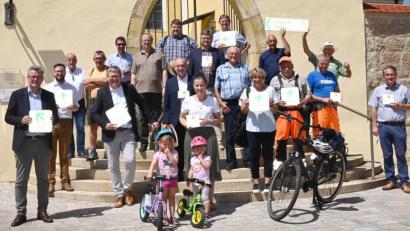 Bild: gf
Die Ausschilderung der fast 40 Kilometer langen Strecke durch den westlichen Landkreis Amberg-Sulzbach mit Start und Ziel Sulzbach-Rosenberg ist abgeschlossen, weshalb viele offizielle Vertreter zusammenkamen.