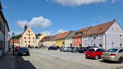 Bild: sne
Außer als Parkplatz und dem Wochenmarkt wird der Marktplatz erst einmal für keine andere Veranstaltung zur Verfügung stehen.