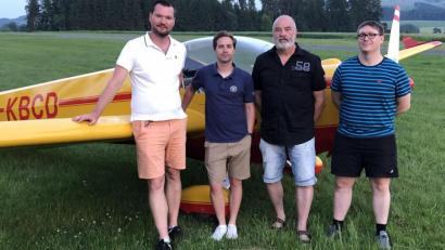 Bild: gdö
Vorsitzender Harald Morgenstern aus Erbendorf (von links), Zweiter Vorsitzender Mario Fürst aus Erbendorf, Schriftführer Bernhard Schraml aus Siegritz und Kassier Sebastian Kühlein aus Erbendorf bilden den Vorstand des Aero-Clubs Erbendorf.