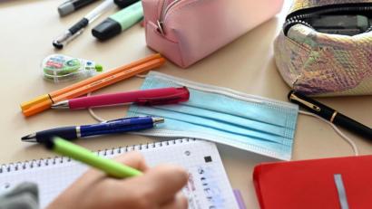 Symbolbild: Uli Deck
Auf Schulhöfen oder Wandertagen herrschte bislang keine Maskenpflicht mehr. Im Klassenzimmer jedoch schon. Das ändert sich nun.