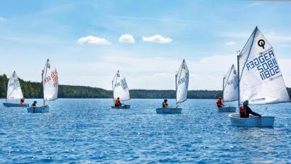 Bild: exb
Die Nachwuchssegler übten nach coronabedingter Flaute erstmals wieder am Brückelsee.