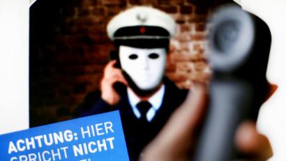 Bild: dpa
Ein Telefonhörer vor einem Plakat der Polizei mit der Aufschrift „Achtung: Hier spricht nicht die Polizei“: