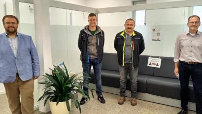 Bild: stg
Bürgermeister Hans Walter nahm den Bauhofmitarbeitern Bertram Strobl und Andreas Mayer den Eid als Feldgeschworene ab. Dazu war auch Sachbearbeiter Martin Graser hinzugekommen (von links).