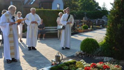 Bild: jr
Vor dem Gottesdienst in der Pfarrkirche besuchten (von links) Pater Benedikt Leitmayr, Hauptzelebrant und Prediger Wolfgang Häupl sowie der Diakon und künftige Priester Bastian Neumann das Grab von Therese Neumann am Konnersreuther Friedhof.