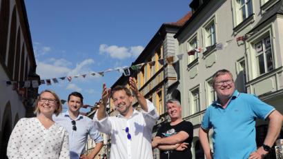 Bild: Wolfgang Steinbacher
Beim Kurzbesuch der CSU-Direktkandidatin Susanne Hierl (links) in Amberg präsentierte CSU-Fraktionsvorsitzender Matthias Schöberl (Mitte) die Altstadt bei schönstem Sommerwetter.