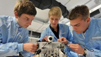 Symbolbild: picture alliance/dpa/Martin Schutt
Dank des Unternehmerpaars Elisabeth und Werner Lukas, der Wirtschaftsjunioren sowie der IHK konnte die Pfalzgraf-Friedrich-Mittelschule in Vohenstrauß Lernroboter anschaffen.