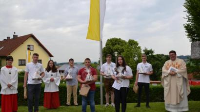 Bild: gi
Sechs Ministranten wurden von Pfarrer Udo Klösel und den beiden neuen Oberministranten aus ihrem Dienst verabschiedet. Für diese lange Zeit wurde ihnen herzlich gedankt.
